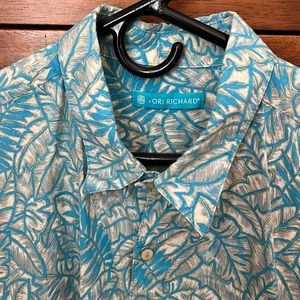 Men’s lightly used Aloha Shirt by Tori Richard. Home is smoke and pet free.